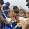 Polres Ketapang Hadir di Tengah Warga, Salurkan 8.000 Liter Air Bersih Gratis Siap Konsumsi
